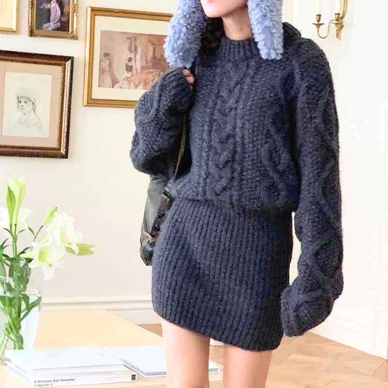 チャコールグレーのケーブルニットワンピース｜落ち着いた色味で上品見え