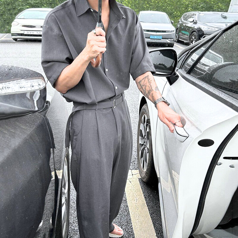 チャコールセットアップで車を開けるシーン