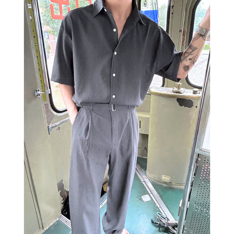 車内で撮影されたチャコールセットアップ全身