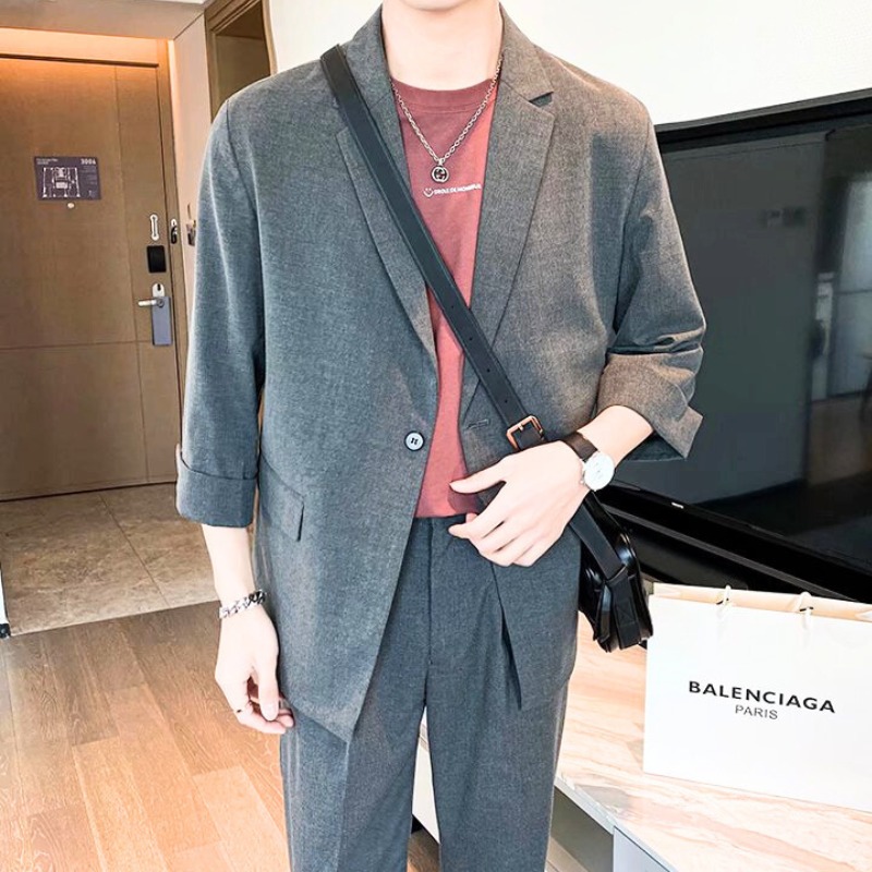 チャコールセットアップとくすみレッドTシャツの春コーデ