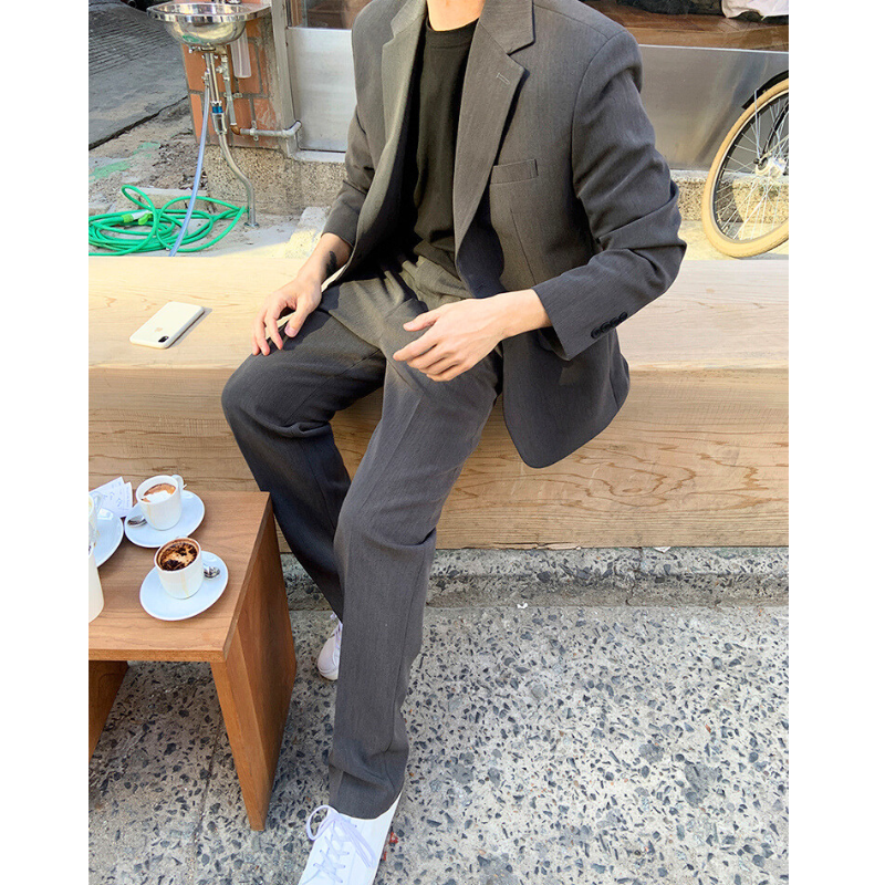 ベンチでコーヒーを楽しむ休日コーデ