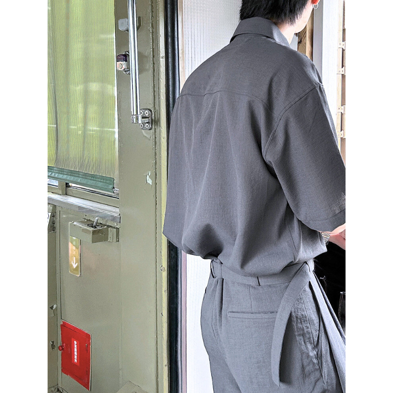 チャコールセットアップを電車内で横から撮影