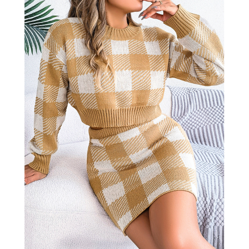 大人可愛い印象のニットセットアップ着用（ベージュ）