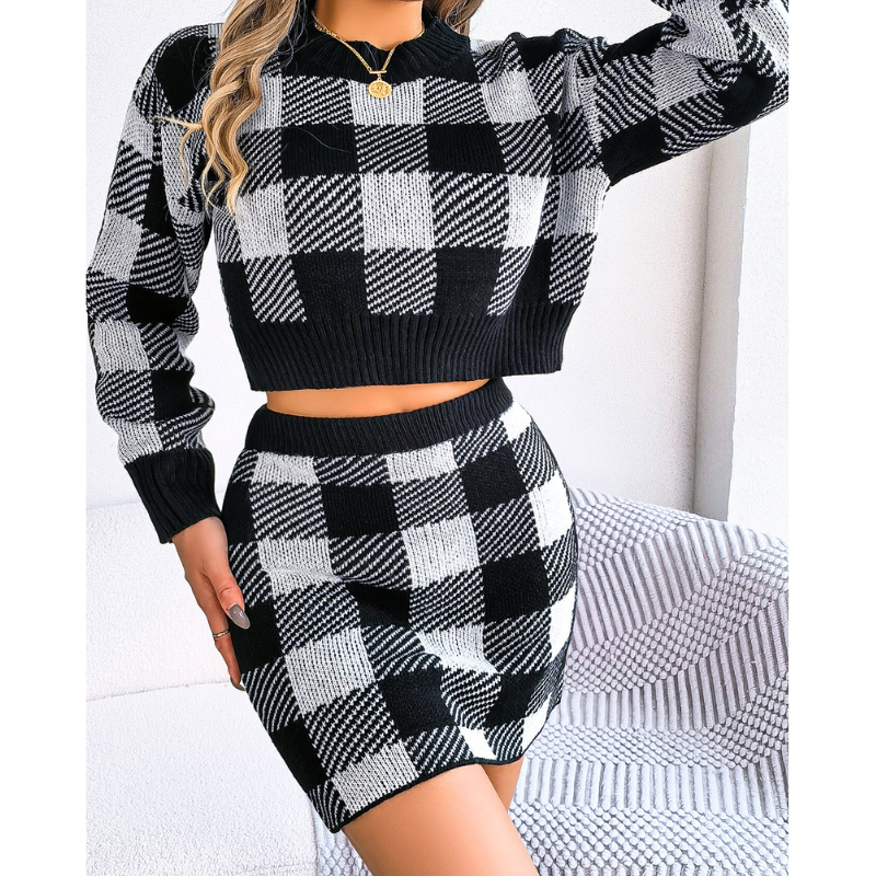 彼氏ウケ抜群の短丈ニットセットアップ着用（ブラック）