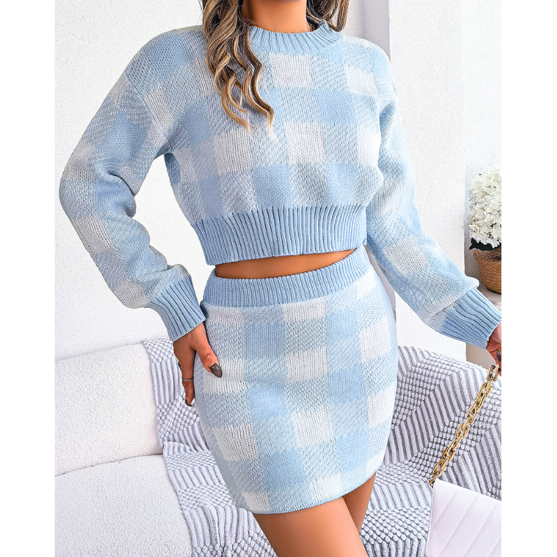 デート服におすすめのチェック柄ニットセットアップ着用（ブルー）