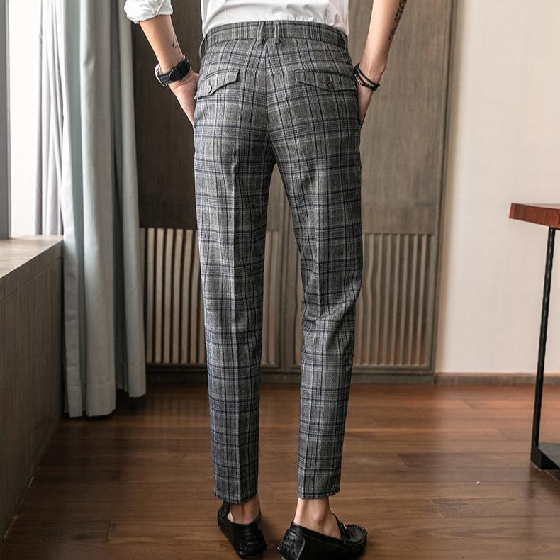センタープレス入りのチェックパンツで脚長効果も抜群。30代・40代メンズに人気。