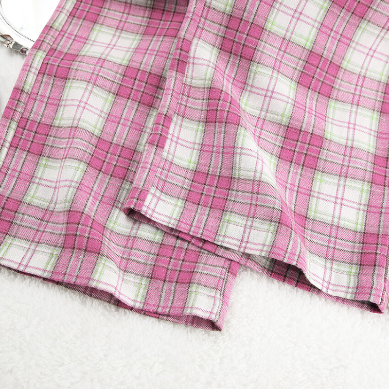 ゆったりシルエットのチェック柄ロングパンツ裾デザイン