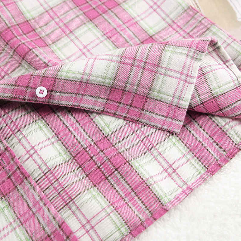 ゆったりシルエットのチェック柄長袖シャツ裾デザイン