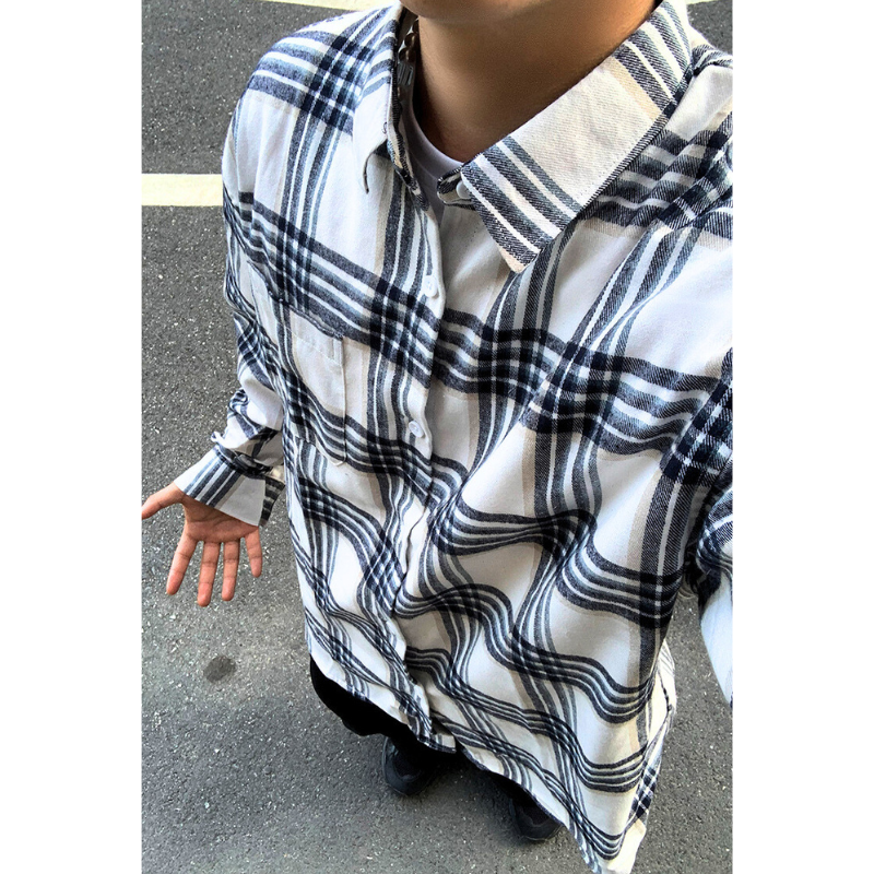 カジュアルなチェック柄シャツジャケットを正面から着たスタイル