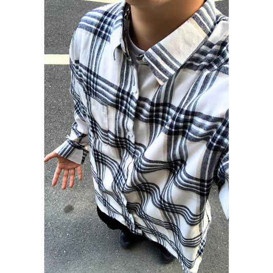 カジュアルなチェック柄シャツジャケットを正面から着たスタイル