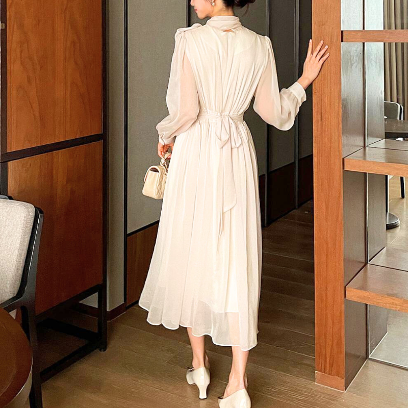 シフォンワンピースのバックリボンを見せた後ろ姿