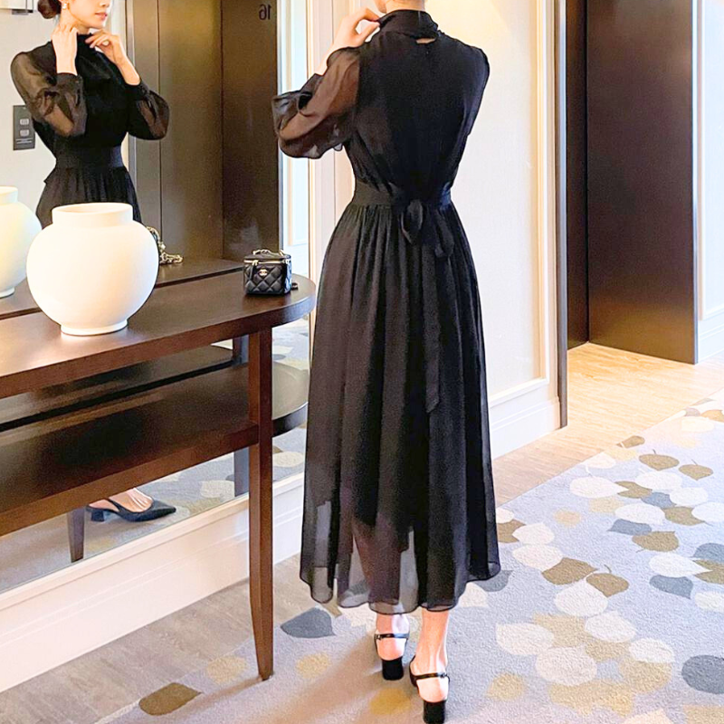 ブラックワンピースのバックリボンデザイン