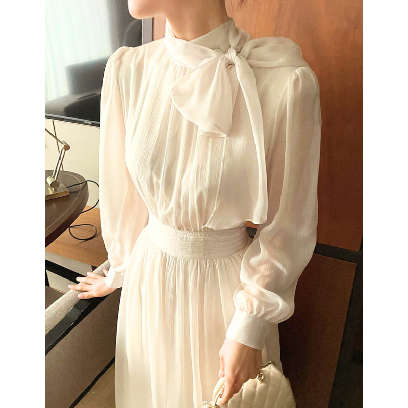 ボウタイワンピースの胸元とウエストデザインのアップ