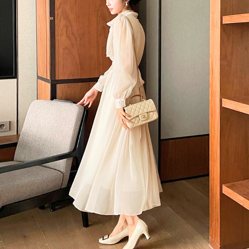 シフォンワンピースをサイドから着用した立ち姿