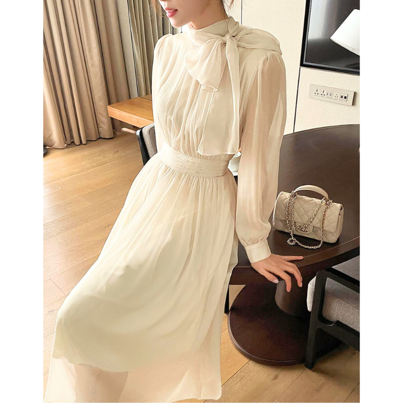 シフォンワンピースの揺れるスカートシルエット