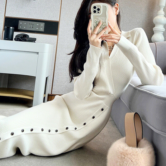 アイボリーのリブニットタイトワンピース着用（座り・シルエット）