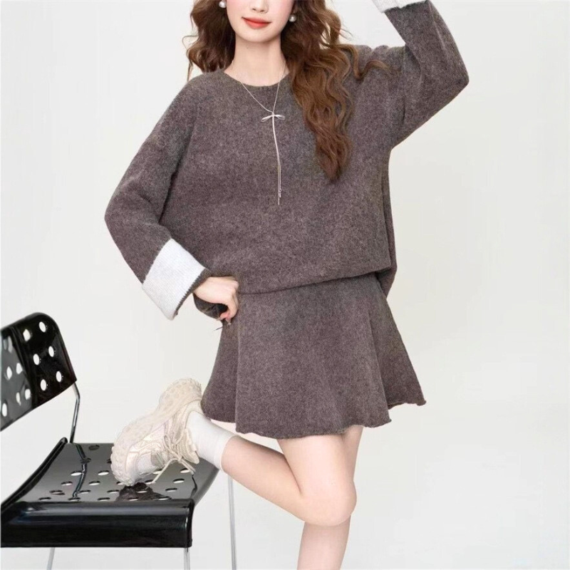 ブラウンの配色袖ニットセットアップ着用イメージ