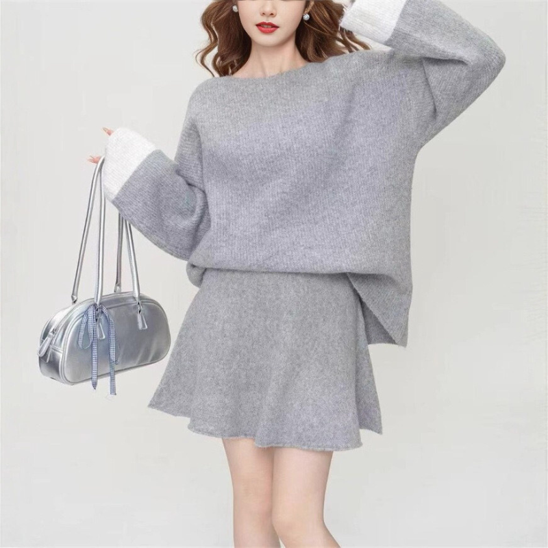 ゆるニット×フレアスカートセットアップのバッグ持ちコーデ