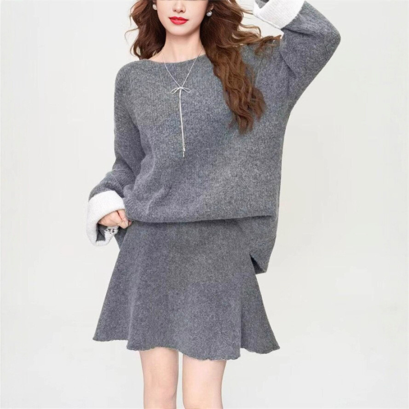 配色袖がアクセントのグレーセットアップ正面コーデ