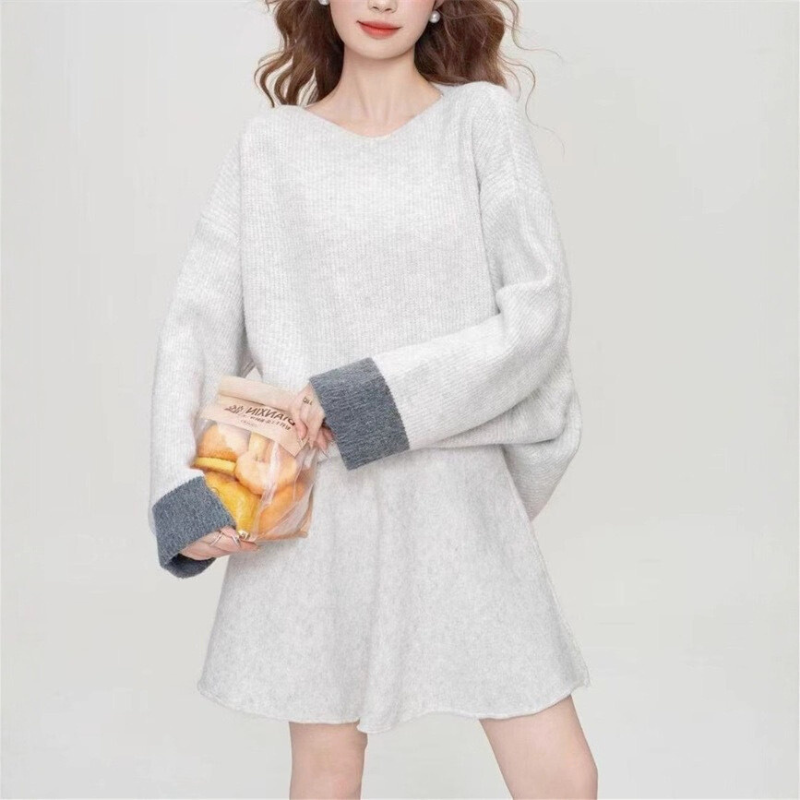 配色袖ゆるニット×フレアスカートセットアップを歩いた動きのあるカット