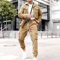 キャメルカラーのコーデュロイセットアップで季節感を演出