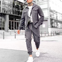 グレーのコーデュロイセットアップをカジュアルに着こなす