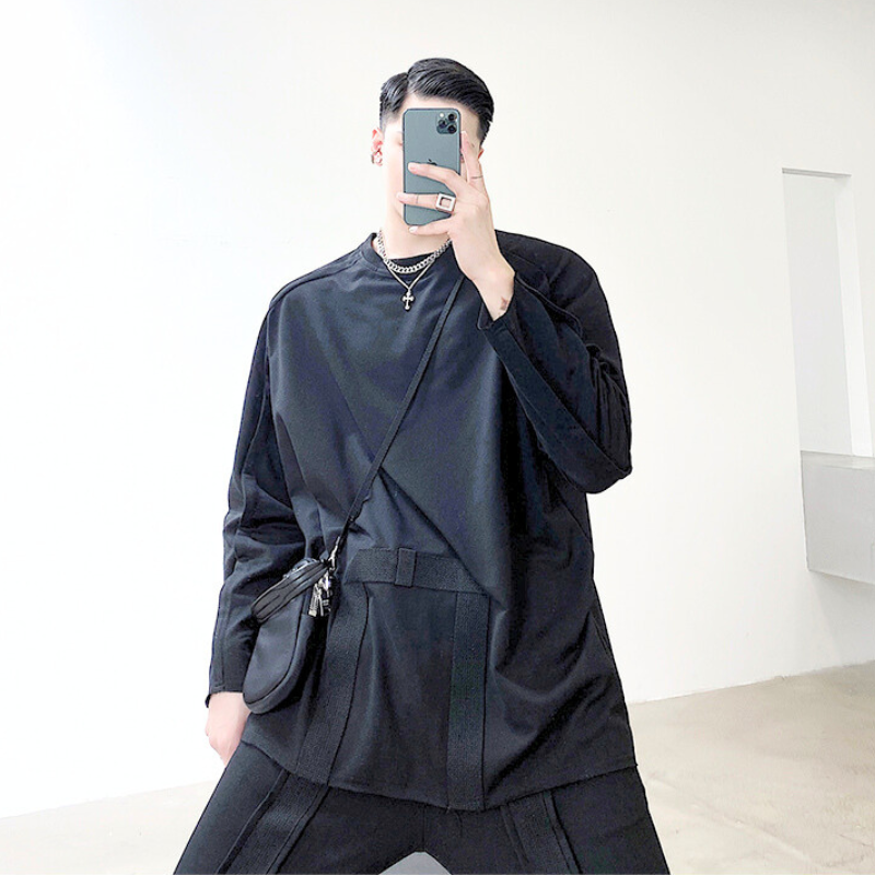 スマホで撮影する黒セットアップの鏡越し自撮り
