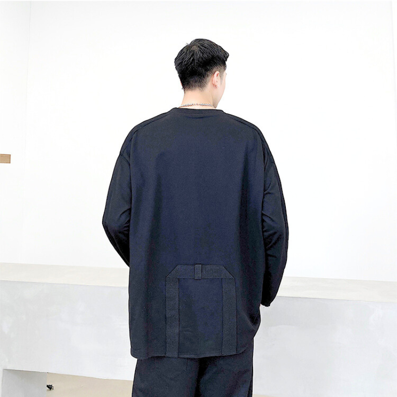 モード感ある黒トップスコーデを背面から