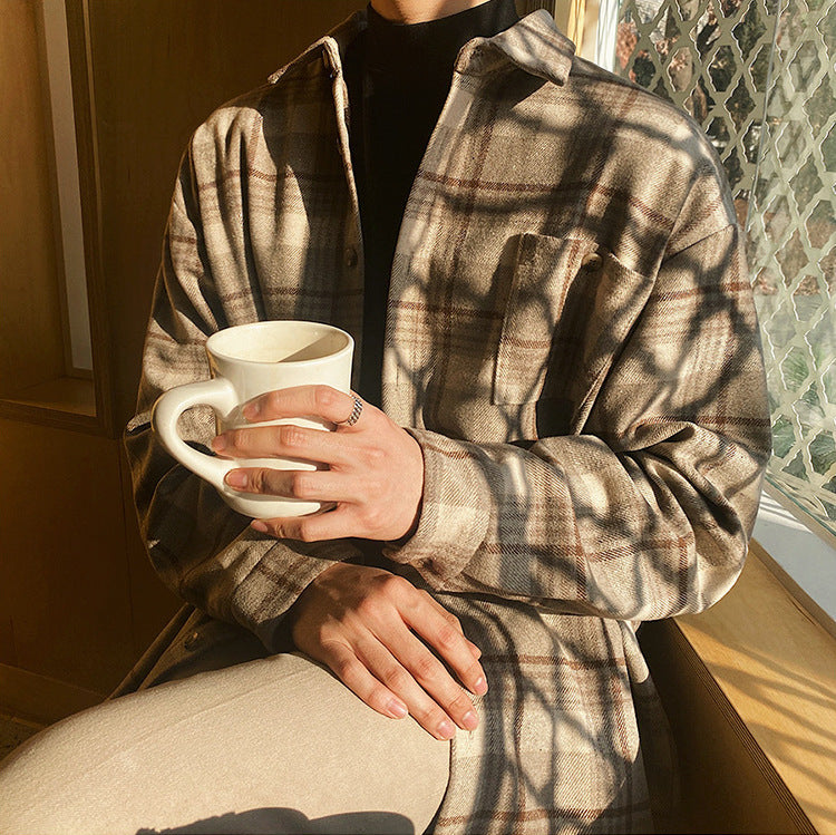 コーヒーカップを持った男性の起毛シャツコーデ