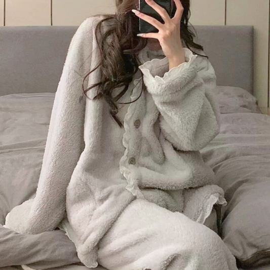 ふわもこ素材が魅力の30代女性向けルームウェア上下セット｜愛され感あふれるくすみグレージュカラー