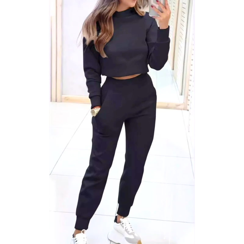 男ウケも狙えるブラックのセットアップ休日コーデ（ショート丈×ジョガー）