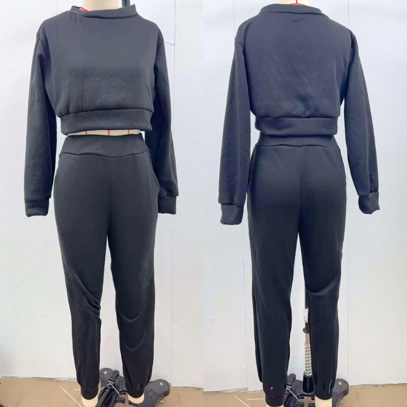 ブラックのセットアップ商品写真（トップスとジョガーパンツの前後）