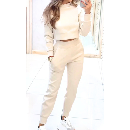 アイボリーのショート丈トップス×ジョガーパンツ セットアップ着用全身