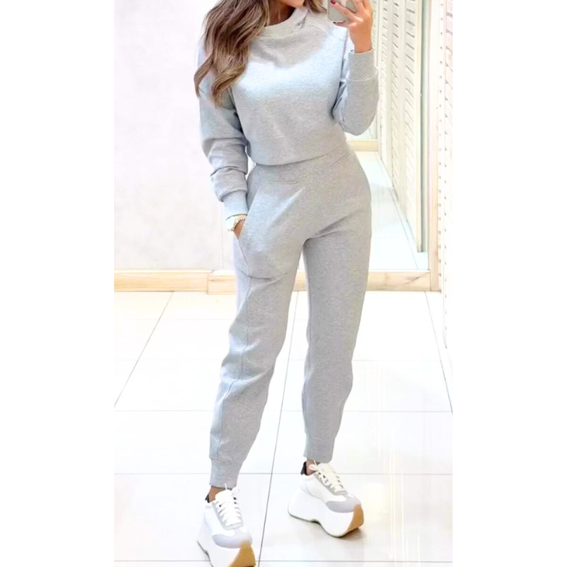 ライトグレーのショート丈トップス×ジョガーパンツ セットアップ着用全身