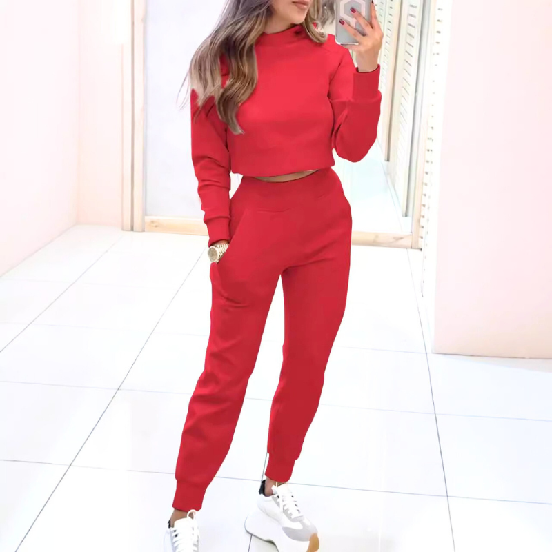 レッドのショート丈トップス×ジョガーパンツ セットアップ着用全身