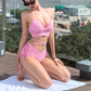 クロスリボンカシュクールビキニ ピンク 屋外全身座り姿｜甘めフェミニン 夏スタイル