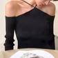 ブラックの肩見せリブニットトップスの上半身着用画像