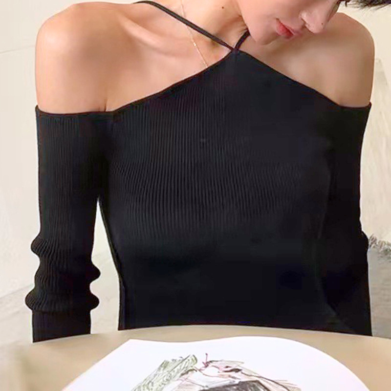 ブラックの肩見せリブニットトップスの上半身着用画像