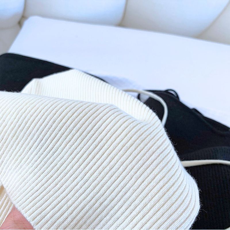 ホワイトとブラックのリブニット素材感が分かる生地アップ画像