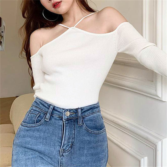 ホワイトのクロスストラップ肩見せリブニットトップスをデニムに合わせた正面コーデ