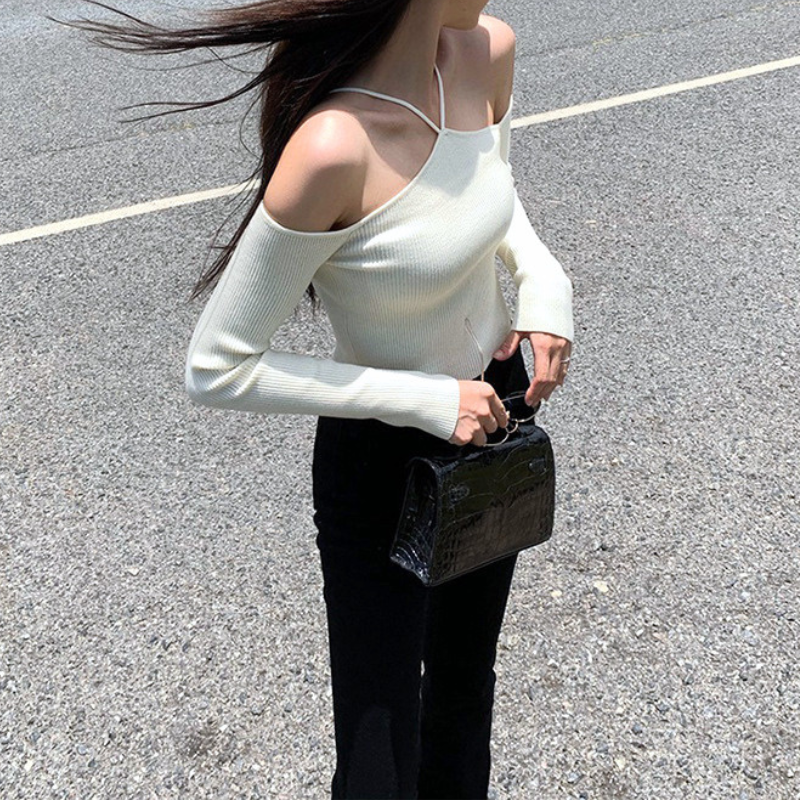 ホワイトの肩見せニットトップスを黒パンツに合わせた全身コーデ