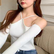 ホワイトの肩見せリブニットトップスの上半身着用画像