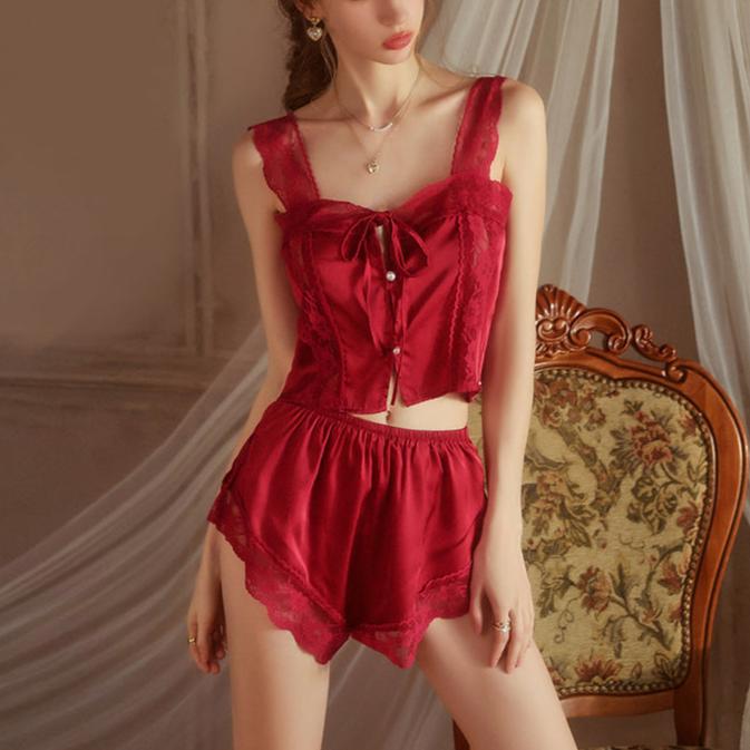 深みレッドのサテンキャミ。上品な色気と華やかさを両立。