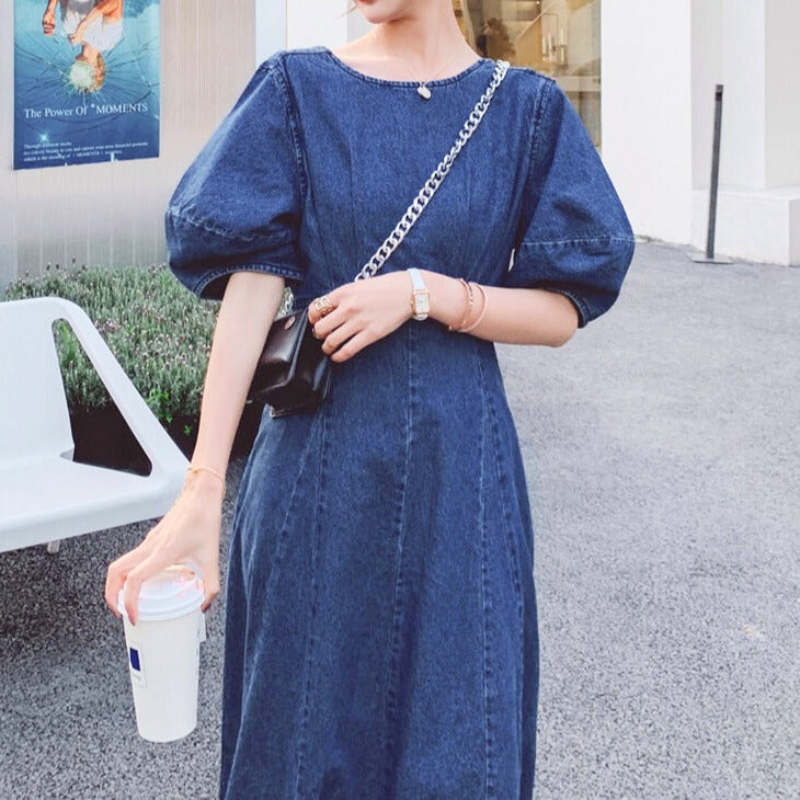 カフェデートで好印象なデニムワンピースコーデ