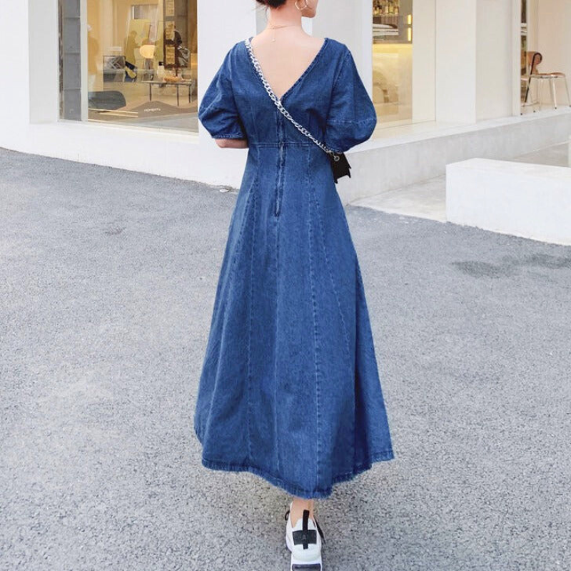 後ろ姿まで可愛いパフスリーブデニムワンピース