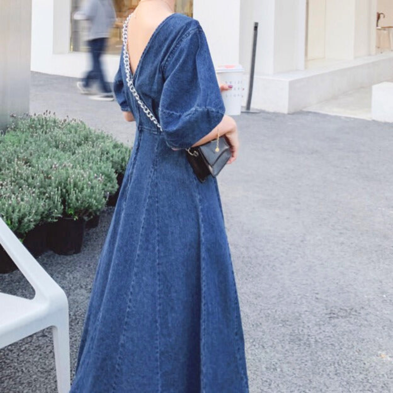 男ウケを意識したバックVネックのデニムフレアワンピース後ろ姿