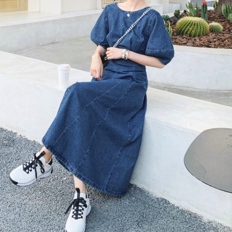 自然体で好印象なデニムフレアワンピースの着用イメージ