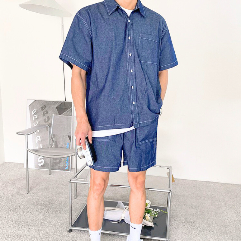 白インナーをレイヤードしたナチュラルなセットアップスタイル
