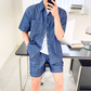 スマートフォンを手にしたリラックス感ある着こなし