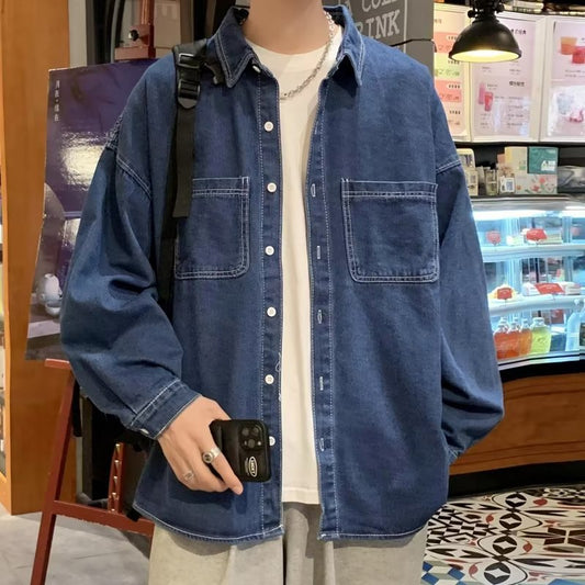 濃色デニムシャツジャケットの前ボタンスタイル
